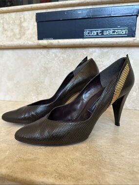 Stuart Weitzman CHAIN REACTION Dark Brown Textured Leather Pumps - Size 7